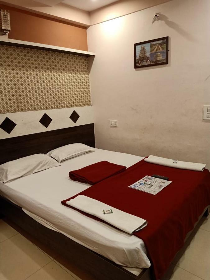 Hotel Sangeeth Lodging Майсур Экстерьер фото